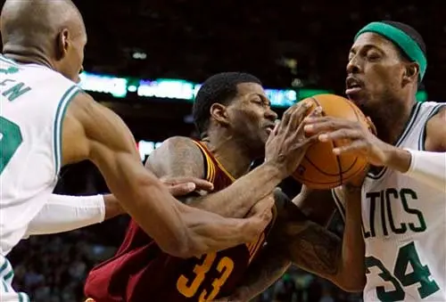 Celtics toma revancha y vence 93-90 a Cleveland