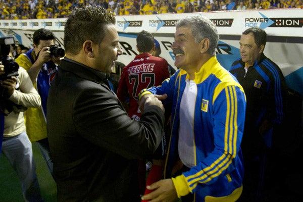 Los técnicos con el clásico saludo de inicio de partido. FOTO: MEXSPORT