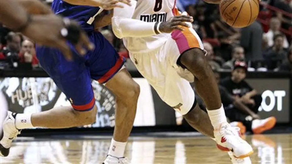 LeBron brilla en el triunfo de Miami