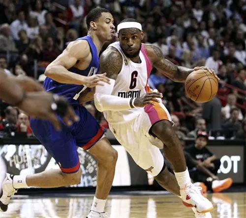 LeBron brilla en el triunfo de Miami