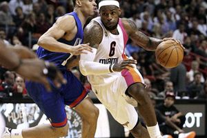 LeBron brilla en el triunfo de Miami