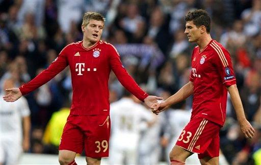 Los jugadores del Bayern se lamentan tras el gol de Cristiano. FOTO: AP