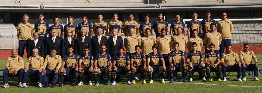 El rector de la Universidad, José Narro estuvo presente en la foto oficial. FOTO: Club Pumas