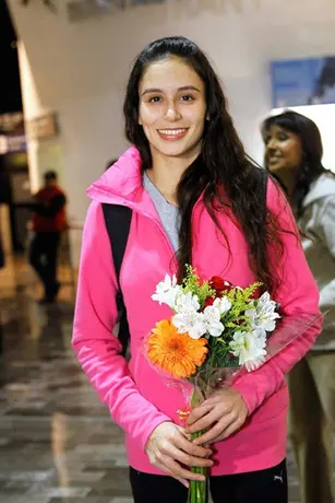 Llega feliz Elsa García con su boleto a las Olimpiadas