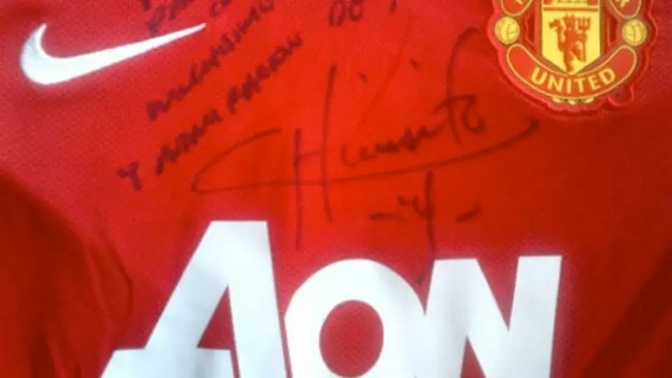 Paola Espinosa recibe autógrafo del Chicharito