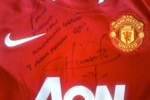 Paola Espinosa recibe autógrafo del Chicharito