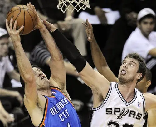 Pegan primero los Spurs
