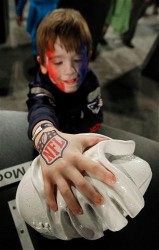 Los aficionados viven la experiencia del Super Bowl XLVI en Indianápolis (FOTO AP)