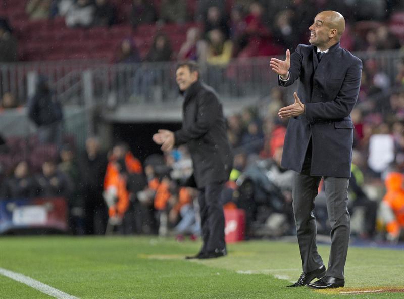 Pep Guardiola mira las acciones desde el banquillo. FOTO: EFE