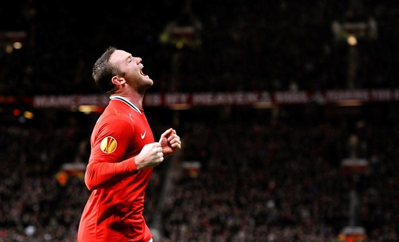Con una gran jugada del delantero mexicano y con fallo en la definición, Rooney sólo tuvo que empujarla. FOTO: EFE