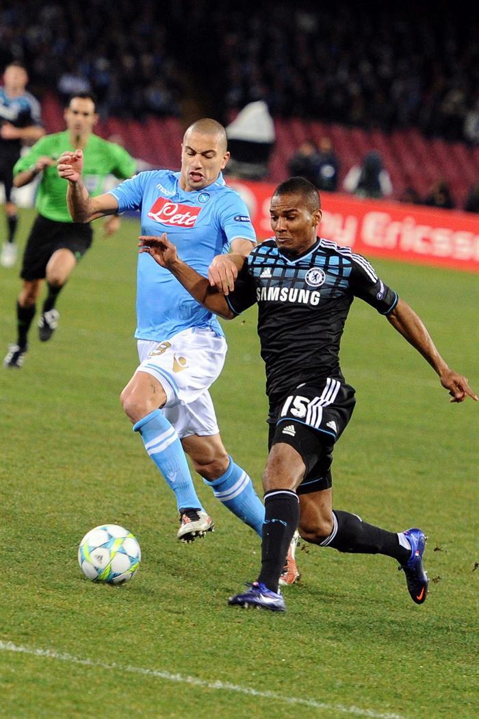 Florent Malouda busca el esférico. FOTO: EFEV
