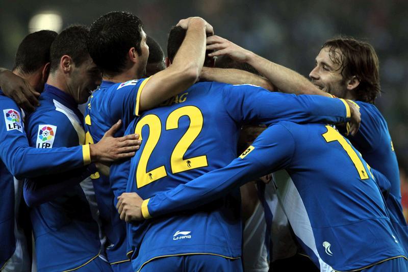 Didac Vilá celebra con sus compañero su tanto. FOTO: EFE