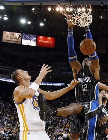 Howard rompe marca de Chamberlain en el Magic 117-109 Warriors