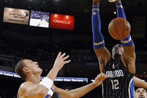 Howard rompe marca de Chamberlain en el Magic 117-109 Warriors