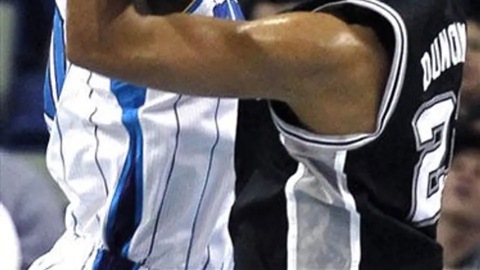 Hornets caen 102-104 ante Spurs sin Ayón