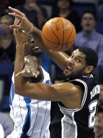 Hornets caen 102-104 ante Spurs sin Ayón