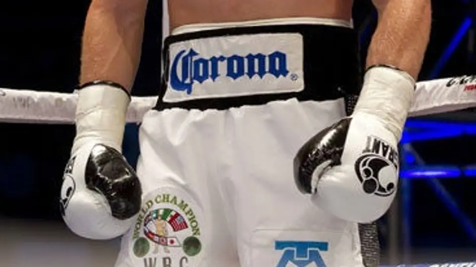 'Canelo' levanta la mano para enfrentarse a Mayweather