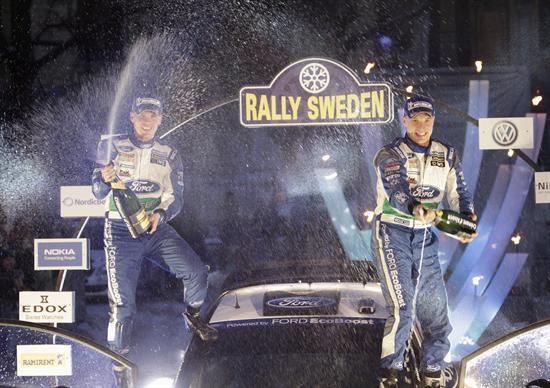 El piloto finlandés Jari-Matti Latvala y su copiloto Miika Anttila celebran junto a su Ford Fiesta RS. (FOTO: EFE)