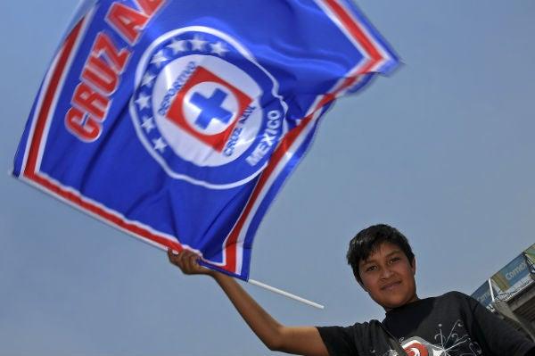 La afición celeste se muestra con banderas. FOTO: MEXSPORT