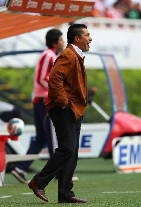 Nacho Ambriz da instrucciones desde el banquillo. FOTO: MEXSPORT