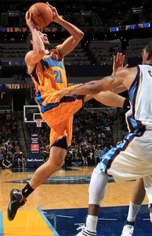 Ayón consigue nueve puntos en derrota de Hornets 99-108 ante Memphis