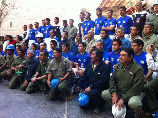 Los jugadores posaron frente a las instalaciones de la fábrica. FOTO: CRUZ AZUL
