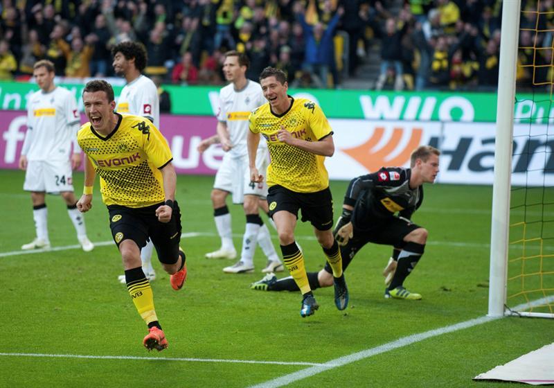 Robert Lewadowski e Ivan Perisic festejan el tanto para el Dortmund. FOTO: EFE