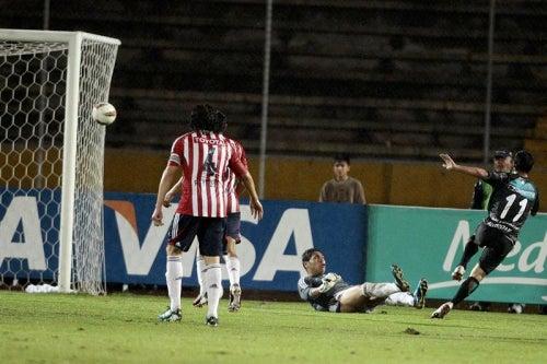 Chivas fue goleado 5-0 y quedó fuera de la Libertadores | FOTO: EFE