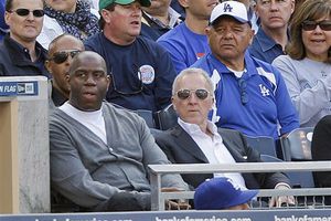 'Magic' Johnson, presente en el triunfo de los Dodgers sobre los Padres