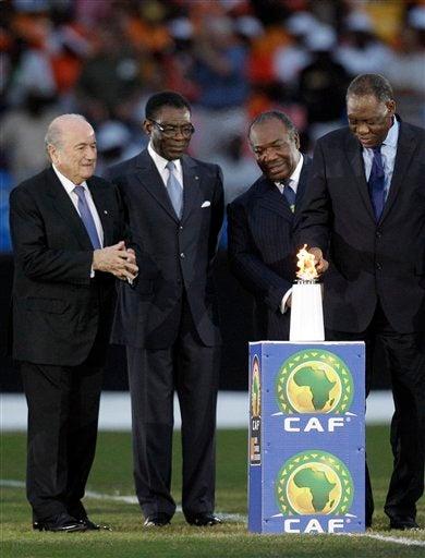 Blatter, el presidente de Guinea Ecuatorial, Teodoro Obiang Nguema Mbasogo, el presidente de Gabón, Ali Bongo Ondimba. FOTO: AP