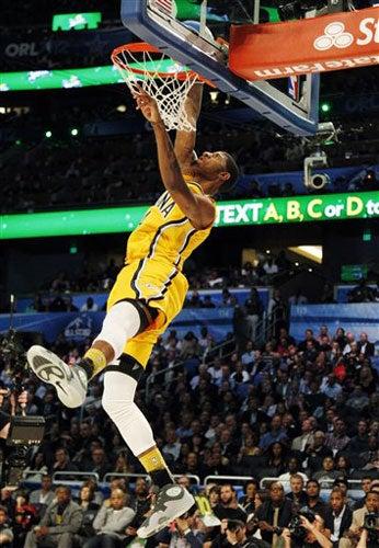 Paul George clava el balón de espaldas al tablero (FOTO: AP)