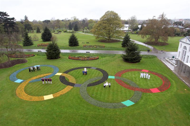 Los aros olímpicos se exhiben en los Jardines Botánicos de Londres. FOTO: EFE