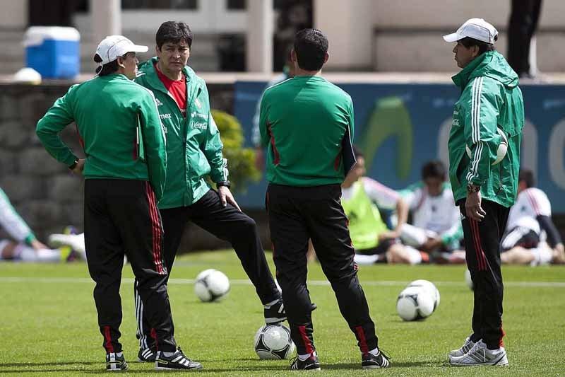 Tena conversó con su cuerpo técnico. FOTO: MEXSPORT