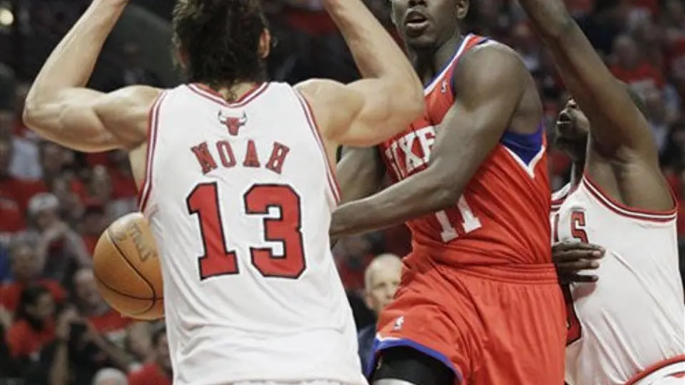 76ers vencen a Bulls e igualan la serie