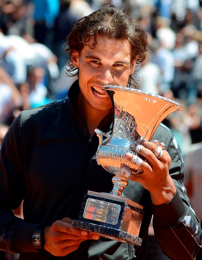 Nadal celebra con su trofeo | EFE