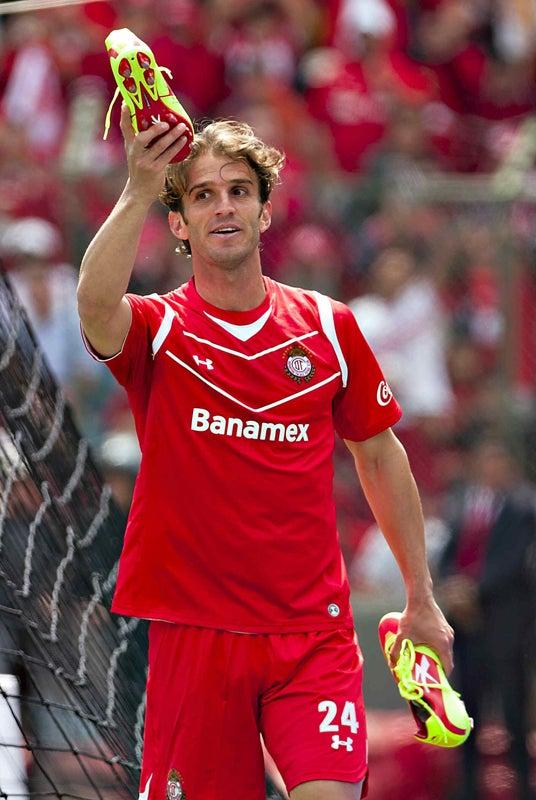 Alonso ofreció a la afición su calzado. FOTO: MEXSPORT
