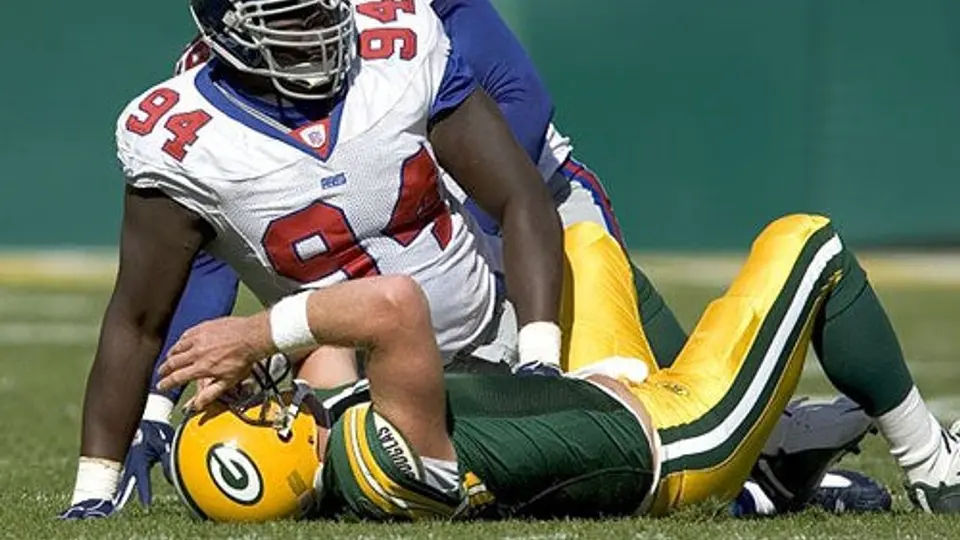 Arrestan a 3 ex jugadores de NFL por fraude