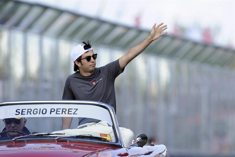 Checo Pérez durante el desfile de pilotos. FOTO: EFE