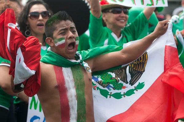 Los aficionados mexicano se pintan la cara para apoyar a la Selección Méxicana l MEXSPORT