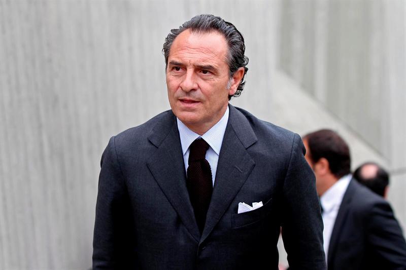 Cesare Prandelli llega al funeral. FOTO: EFE