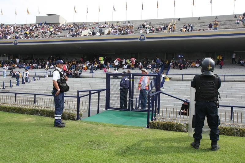 Debido a las disposiciones de Portección Civil y la Femexfut, se reitó el enrejado del inmueble. FOTO: ESTEBAN LÓPEZ