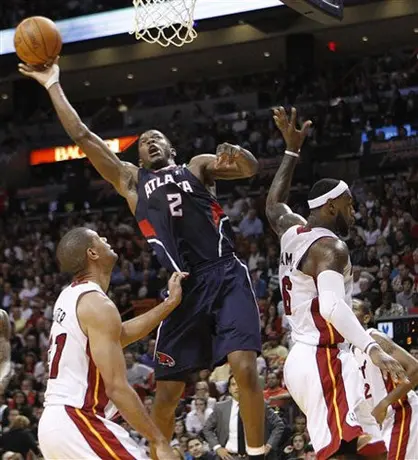 Atlanta vence 100-92 a Miami y le quita el invicto