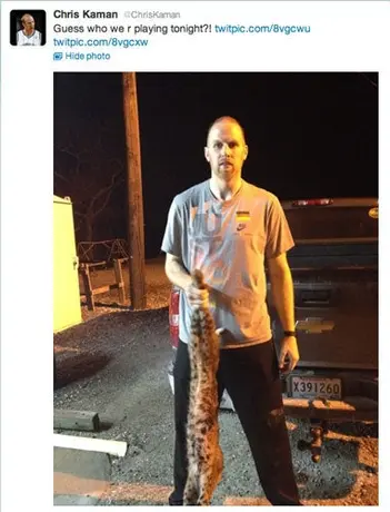 Jugador de Hornets se fotografía con "bobcat" muerto