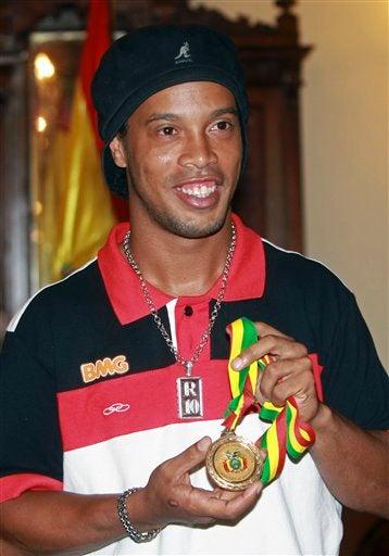 Ronaldinho se dijo honrado por el reconocimiento. FOTO: AP