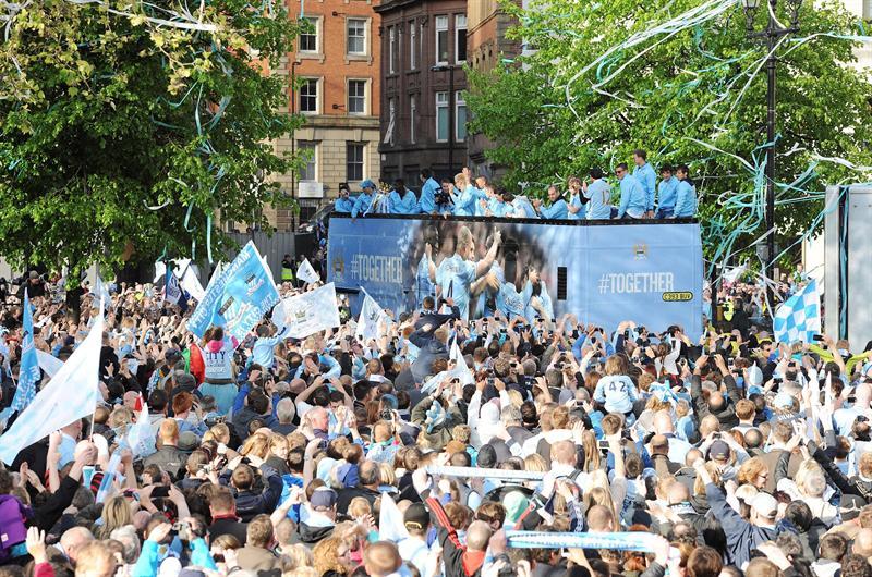 Jugadores del Manchester City celebran con la afición, tras obtener el título de la Liga Premier | EFE
