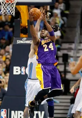 Lakers superó 93-89 a Denver