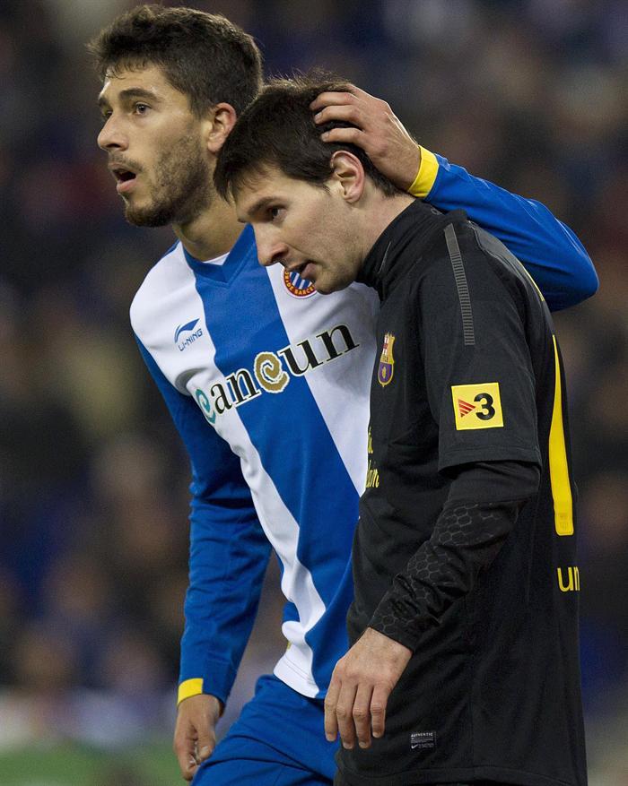 Dídac Vila y Leonel Messi durante el encuentro. FOTO: EFE
