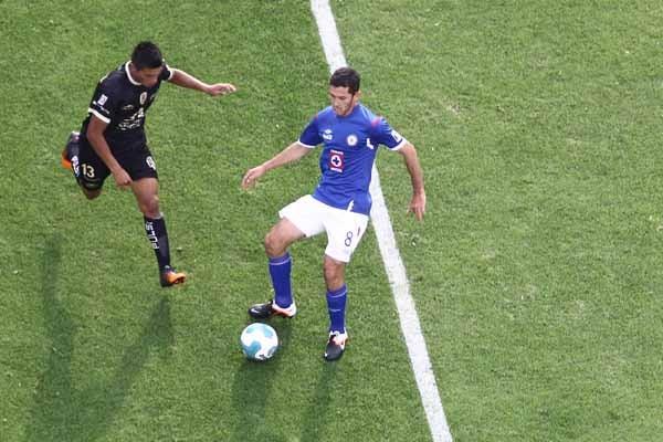 Los cementeros se adueñaron del balón. FOTO: MIGUEL PONTÓN