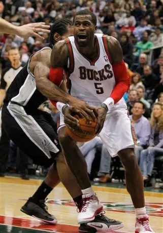 Los Bucks lograron imponerse 106-103 a los Spurs