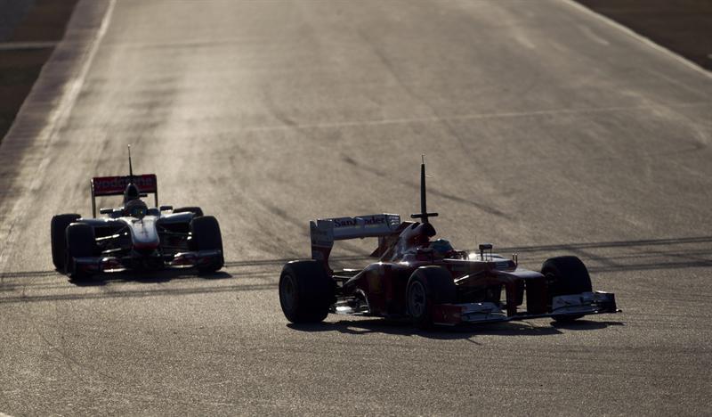 Lewis Hamilton y Alonso en el segundo día de pruebas. FOTO: EFE